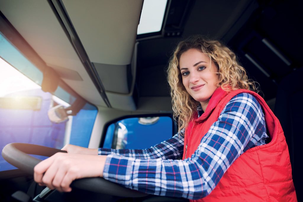ADR, vrouwelijke chauffeur in een vrachtwagen, aan het stuur, colli transport, syntra opleiding ADR colli